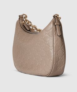 GG EMBLEM MEDIUM SHOULDER TAUPE GG GRAINY BAG